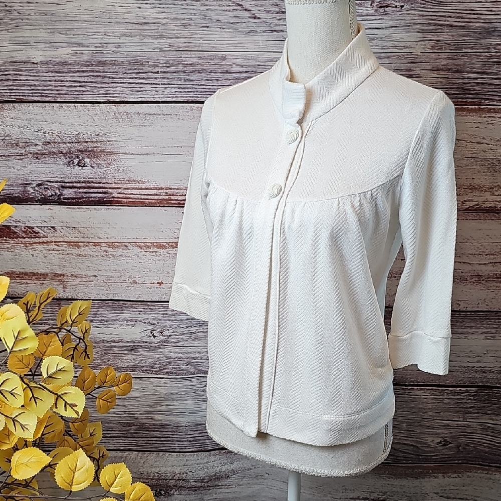 MERINGUE WHITE 3/4 SLEEVE TWO VUTTON FRONT BABYDOLL TOP